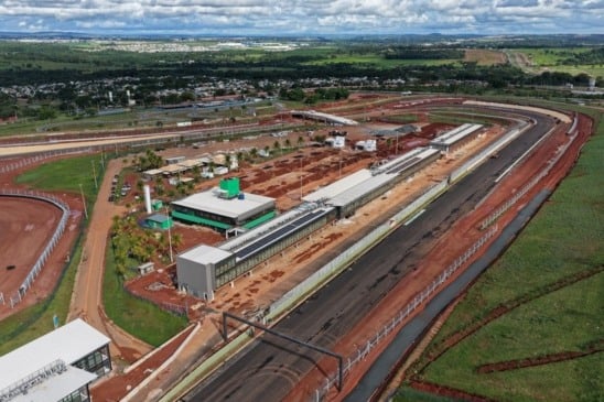 As obras do Autódromo Internacional de Goiânia estão a 84% de conclusão, preparando-se para eventos internacionais importantes - Foto: Divulgação