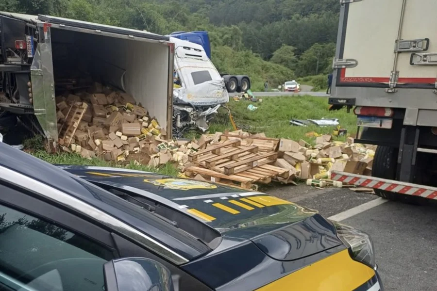 Entenda os detalhes do acidente que resultou em seis mortes na BR-116 e a ação policial que prendeu os suspeitos - Foto: Reprodução/PRF Entenda os detalhes do acidente que resultou em seis mortes na BR-116 e a ação policial que prendeu os suspeitos - Foto: Reprodução/PRF