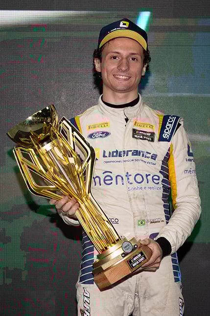 Descubra a história de Alfredinho Ibiapina na Nascar. O piloto revela sua continuidade em 2026 e suas conquistas - Foto: Divulgação Descubra a história de Alfredinho Ibiapina na Nascar. O piloto revela sua continuidade em 2026 e suas conquistas - Foto: Divulgação