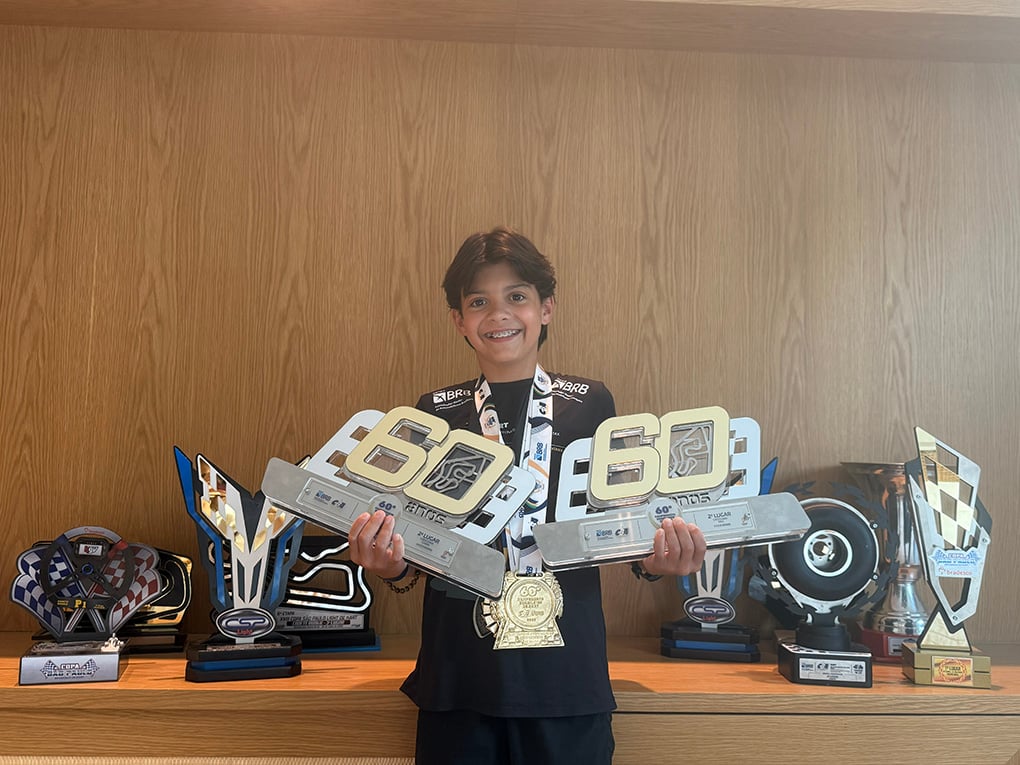 A temporada de 2025 foi histórica para João Bertoldi, um jovem piloto que brilhou com múltiplas vitórias e pódios - Foto: Divulgação A temporada de 2025 foi histórica para João Bertoldi, um jovem piloto que brilhou com múltiplas vitórias e pódios - Foto: Divulgação