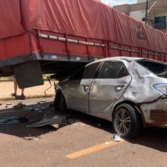 Corolla capota e colide em carreta estacionada no bairro Florais do Paran&aacute;