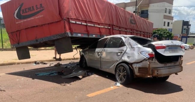Corolla capota e colide em carreta estacionada no bairro Florais do Paraná