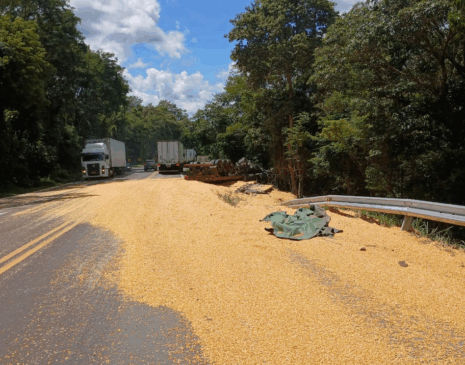 Acidente na BR-277: caminhão tombado no km 496. Precisamos redobrar a atenção e seguir as orientações da PRF - Foto: PRF