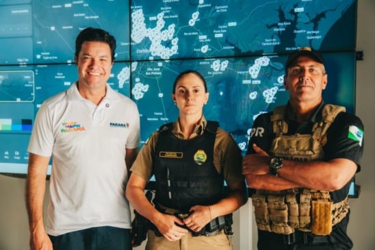 Secretário Guto Silva acompanha o trabalho dos policiais no Centro de Controle Operacional do Ollho Vivo no litoral - Foto: Divulgação