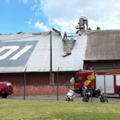 Segundo informa&ccedil;&otilde;es, o galp&atilde;o funcionava como armaz&eacute;m e parte da cobertura foi atingida, sofrendo danos significativos - Foto: Luiz Felipe Max