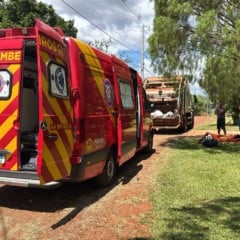 Acidente em Cascavel: jovem ferido gravemente por caminh&atilde;o de lixo enquanto trabalhava na coleta no bairro Lago Azul - Foto: Luiz Felipe Max