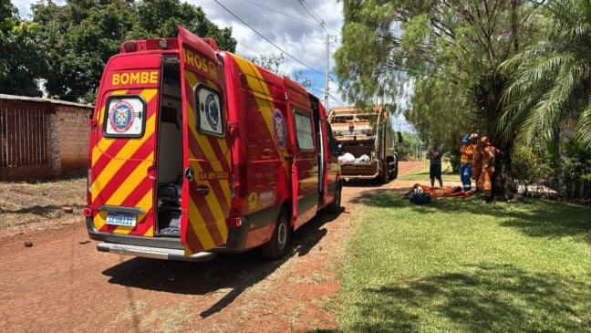 Acidente em Cascavel: jovem ferido gravemente por caminhão de lixo enquanto trabalhava na coleta no bairro Lago Azul - Foto: Luiz Felipe Max