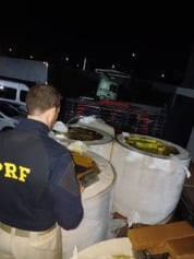 A PRF apreendeu 3.380 quilos de maconha escondidos em bobinas de celulose no Paran&aacute;, resultando em pris&otilde;es - Foto: PRF