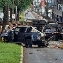 Caminhão faz strike em carros em avenida e deixa 10 feridos em Chapecó