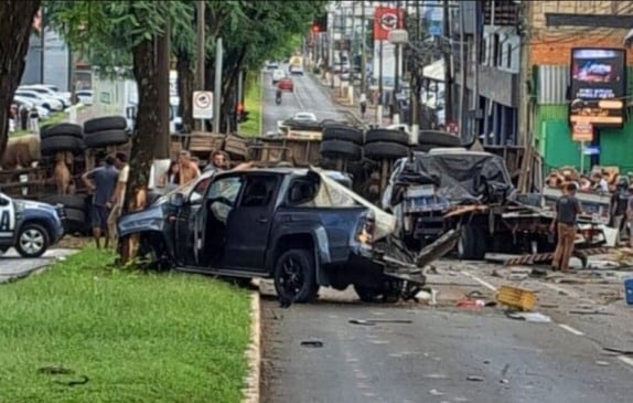 Caminhão faz strike em carros em avenida e deixa 10 feridos em Chapecó
