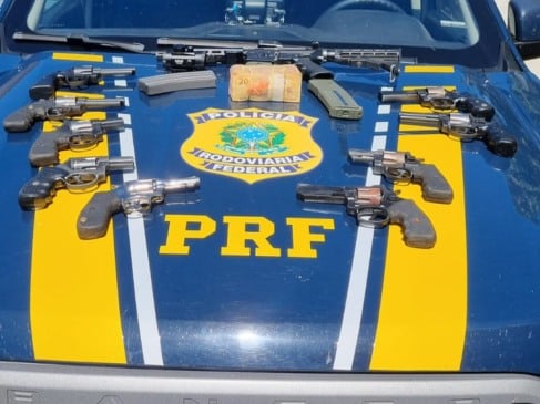 PRF apreende fuzil com mira holográfica e 9 revólveres no Paraná