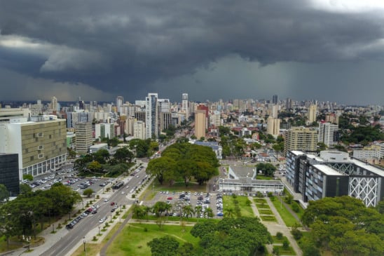 A chuva de verão continua no Paraná, com tempestades previstas até o fim da semana. Fique atento às atualizações climáticas - Foto: Secom