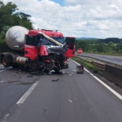Colisão entre caminhões deixa três feridos na BR-376, em Imbaú