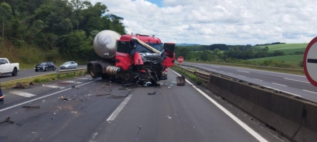 Colisão entre caminhões deixa três feridos na BR-376, em Imbaú