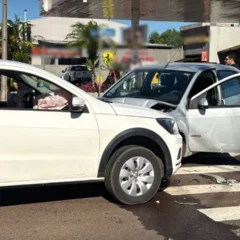Um acidente em Cascavel deixa um motorista ferido ao colidir frontalmente com outro ve&iacute;culo na Avenida Papagaios - Foto: Skalet Fernanda
