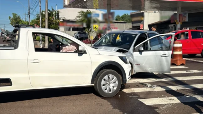Um acidente em Cascavel deixa um motorista ferido ao colidir frontalmente com outro veículo na Avenida Papagaios - Foto: Skalet Fernanda