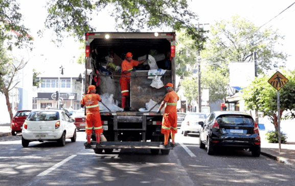 A Prefeitura de Cascavel anuncia mudança no horário da coleta seletiva. Agora inicia às 7h para maior eficiência - Foto: Secom
