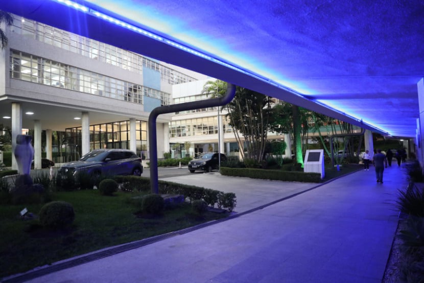 Descubra como a Assembleia Legislativa do Paraná utilizou iluminações especiais para apoiar diversas causas ao longo de 2025 - Foto: Valdir Amaral/Alep