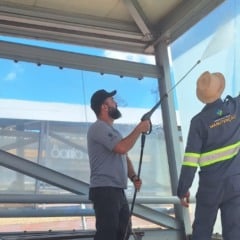 Transitar faz força-tarefa para limpeza de estações do transporte coletivo