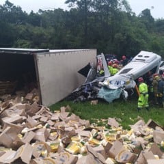 Assalto a caminh&atilde;o termina em trag&eacute;dia com seis mortos no Paran&aacute;; V&iacute;deo mostra cen&aacute;rio devastador
