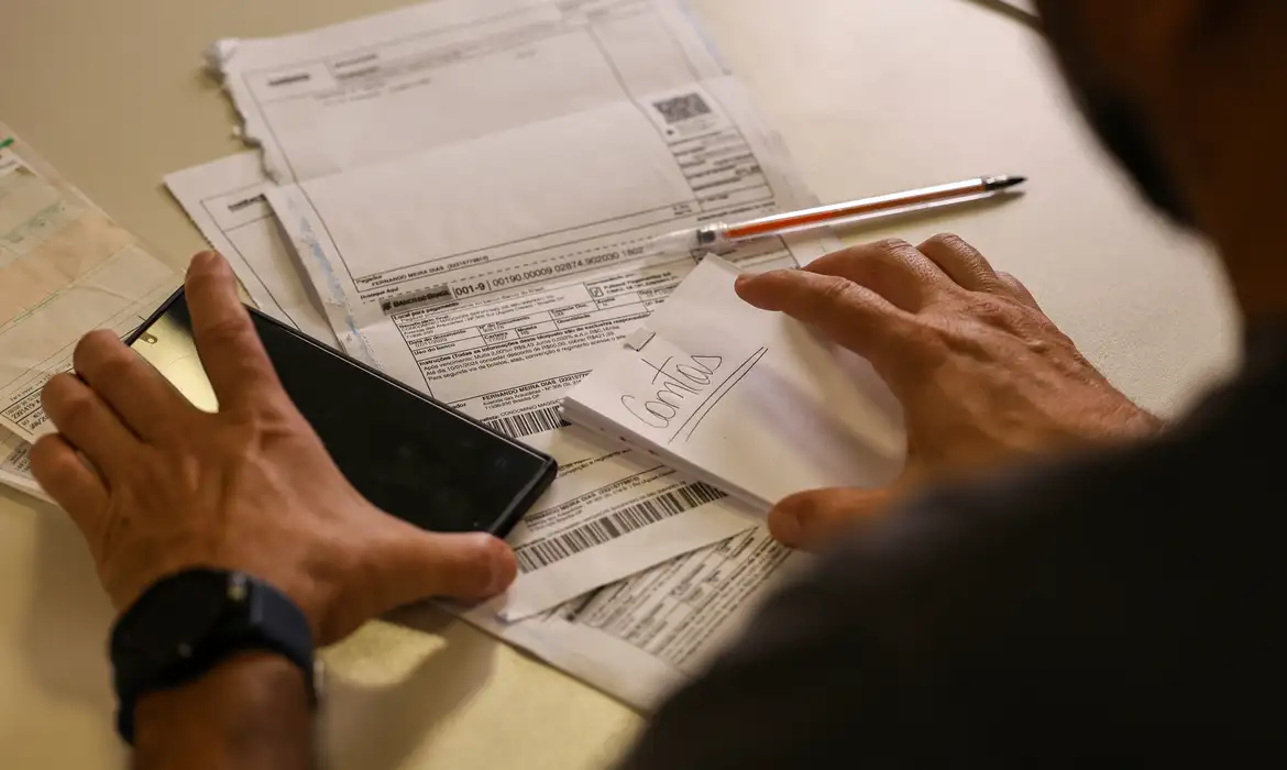 O novo salário mínimo de R$ 1.621 começa a ser pago. Descubra mais sobre o reajuste e seus impactos no Brasil - Foto: Marcelo Camargo/Agência Brasil O novo salário mínimo de R$ 1.621 começa a ser pago. Descubra mais sobre o reajuste e seus impactos no Brasil - Foto: Marcelo Camargo/Agência Brasil