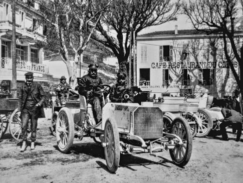 Saiba mais sobre a evolução dos carros Mercedes-Benz e os marcos que marcaram a trajetória da marca na indústria automobilística - Foto: Divulgação