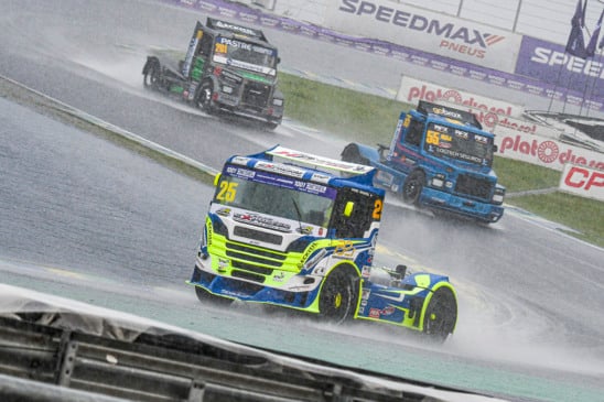 O paulista Daril Amaral levou o troféu de vencedor da categoria F-Truck para Pindamonhangaba - Foto: Tiago Soares/Divulgação