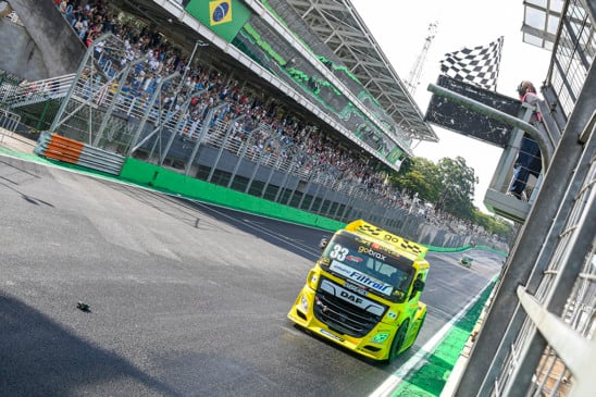 Joãozinho Santa Helena fez uma corrida sem erros na chuva e conquistou a vitória na categoria GT Truck em Interlagos - Foto: Tiago Soares/Divulgação
