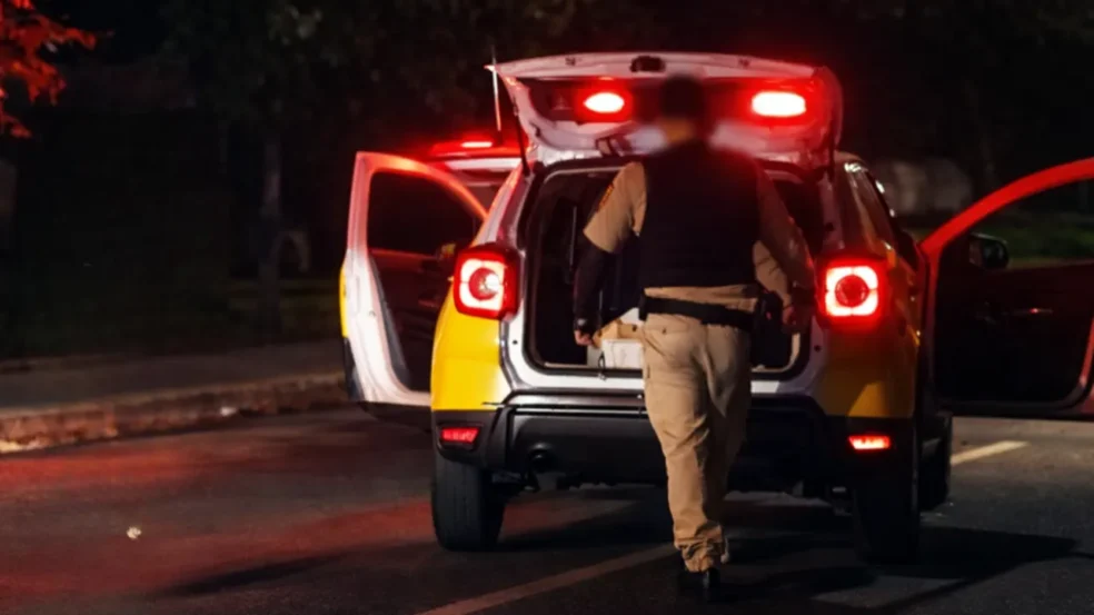 Uma mulher foi agredida em Cascavel durante uma discussão familiar. Saiba mais sobre o ocorrido e a intervenção policial - Foto: Divulgação Uma mulher foi agredida em Cascavel durante uma discussão familiar. Saiba mais sobre o ocorrido e a intervenção policial - Foto: Divulgação