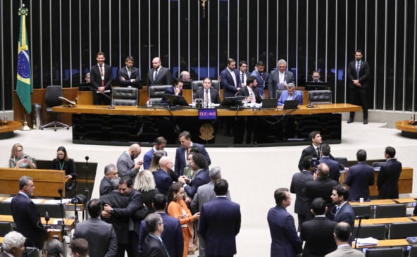 Descubra a polêmica em torno do salário dos parlamentares e as consequências dos novos reajustes aprovados na Câmara e Senado - Foto: Agência Câmara