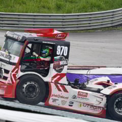 Edivan Monteiro pilotou boa parte da corrida sem a porta de seu Mercedes-Benz - Foto: Tiago Soares