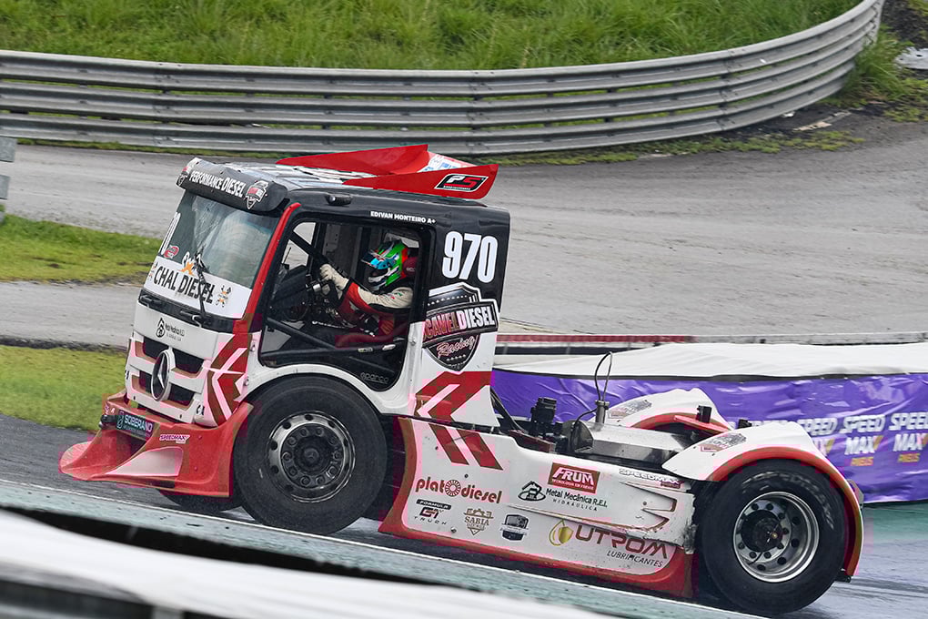 Edivan Monteiro pilotou boa parte da corrida sem a porta de seu Mercedes-Benz - Foto: Tiago Soares Edivan Monteiro pilotou boa parte da corrida sem a porta de seu Mercedes-Benz - Foto: Tiago Soares