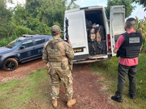 Em Toledo, ação integrada apreende van carregada com cigarros contrabandeados