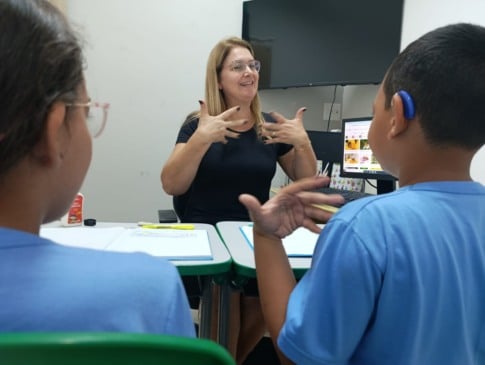 Secretaria de Educação abre inscrições para curso gratuito de Libras em Cascavel