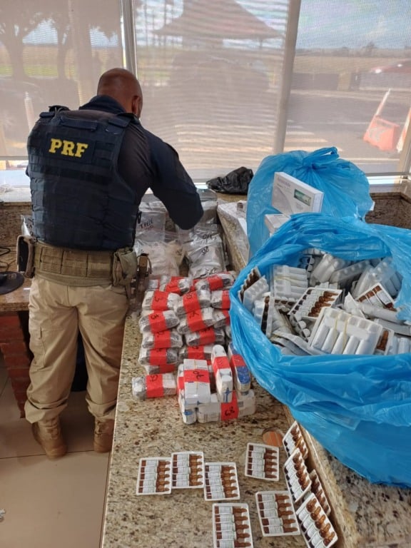 A PRF apreendeu medicamentos e anabolizantes irregulares na BR-277 em Santa Terezinha. Descubra os detalhes deste caso - Foto: PRF