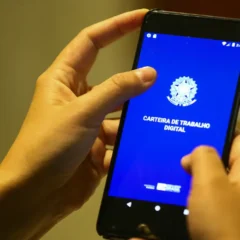 Verifique se voc&ecirc; tem direito ao Abono Salarial PIS-Pasep 2026 atrav&eacute;s do aplicativo da Carteira de Trabalho Digital - Foto: Marcelo Camargo/Ag&ecirc;ncia Brasil