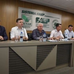 A Assembleia Geral do Sistema FAEP, realizada nesta segunda-feira (2), em Curitiba, consolidou-se como um marco para o planejamento do agroneg&oacute;cio paranaense. O evento reuniu lideran&ccedil;as rurais de todas as regi&otilde;es do Estado e parlamentares influentes para realizar o balan&ccedil;o de 2025 e definir as metas estrat&eacute;gicas para 2026.

No total, mais de 110 participantes representaram dezenas de sindicatos rurais, refor&ccedil;ando a capilaridade da Federa&ccedil;&atilde;o. Estiveram presentes os deputados federais Pedro Lupion, Ricardo Barros, Ti&atilde;o Medeiros e S&eacute;rgio Souza, al&eacute;m da deputada estadual Maria Victoria.

Articula&ccedil;&atilde;o Pol&iacute;tica e Conquistas do Agro em 2025
O presidente do Sistema FAEP, &Aacute;gide Eduardo Meneguette, enfatizou a import&acirc;ncia da uni&atilde;o entre o setor produtivo e o Legislativo. Durante a abertura, Meneguette relembrou vit&oacute;rias cruciais, como a derrubada do projeto de aumento das custas cartoriais no Paran&aacute;, que previa reajustes de at&eacute; 532%.

Outros avan&ccedil;os destacados foram:

Piscicultura: Barragem da taxa&ccedil;&atilde;o da importa&ccedil;&atilde;o de til&aacute;pia e manuten&ccedil;&atilde;o da esp&eacute;cie fora da lista de "invasoras".

Setor Leiteiro: Implementa&ccedil;&atilde;o da lei estadual que pro&iacute;be a reconstitui&ccedil;&atilde;o de leite em p&oacute; importado.

Desafios e Prioridades para 2026
Apesar das conquistas, o cen&aacute;rio para 2026 exige aten&ccedil;&atilde;o. O seguro rural &eacute; a principal preocupa&ccedil;&atilde;o, devido ao veto presidencial ao dispositivo que impedia o contingenciamento de recursos. No Paran&aacute;, o impacto &eacute; direto: em 2025, foram contratadas 19,5 mil ap&oacute;lices, protegendo 944 mil hectares (R$ 4 bilh&otilde;es em valor segurado).

A Reforma Tribut&aacute;ria, em vigor desde o in&iacute;cio do ano, tamb&eacute;m foi tema central. O Sistema FAEP disponibilizou uma cartilha gratuita para orientar produtores sobre a transi&ccedil;&atilde;o progressiva das obriga&ccedil;&otilde;es fiscais.

Fortalecimento do Sistema Sindical e Inova&ccedil;&atilde;o
Para modernizar a gest&atilde;o no campo, Meneguette realizou a entrega de kits digitais (notebooks e celulares) a cada sindicato rural. No campo da capacita&ccedil;&atilde;o, os n&uacute;meros do SENAR-PR impressionam:

ATeG (Assist&ecirc;ncia T&eacute;cnica e Gerencial): 14.713 visitas em mais de 6 mil propriedades.

Forma&ccedil;&atilde;o Profissional: 11.273 cursos realizados, capacitando 237 mil pessoas.

Al&eacute;m disso, o Sistema FAEP confirmou o avan&ccedil;o do Centro de Excel&ecirc;ncia do Leite, com previs&atilde;o de entrega para 2027, e uma miss&atilde;o t&eacute;cnica aos Estados Unidos focada em Intelig&ecirc;ncia Artificial e automa&ccedil;&atilde;o agr&iacute;cola.