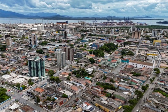 A redução da alíquota do IPVA para 1,9% trouxe grandes benefícios em Paraná. Descubra como a inadimplência caiu em 2026 - Foto: Roberto Dziura Jr/AEN