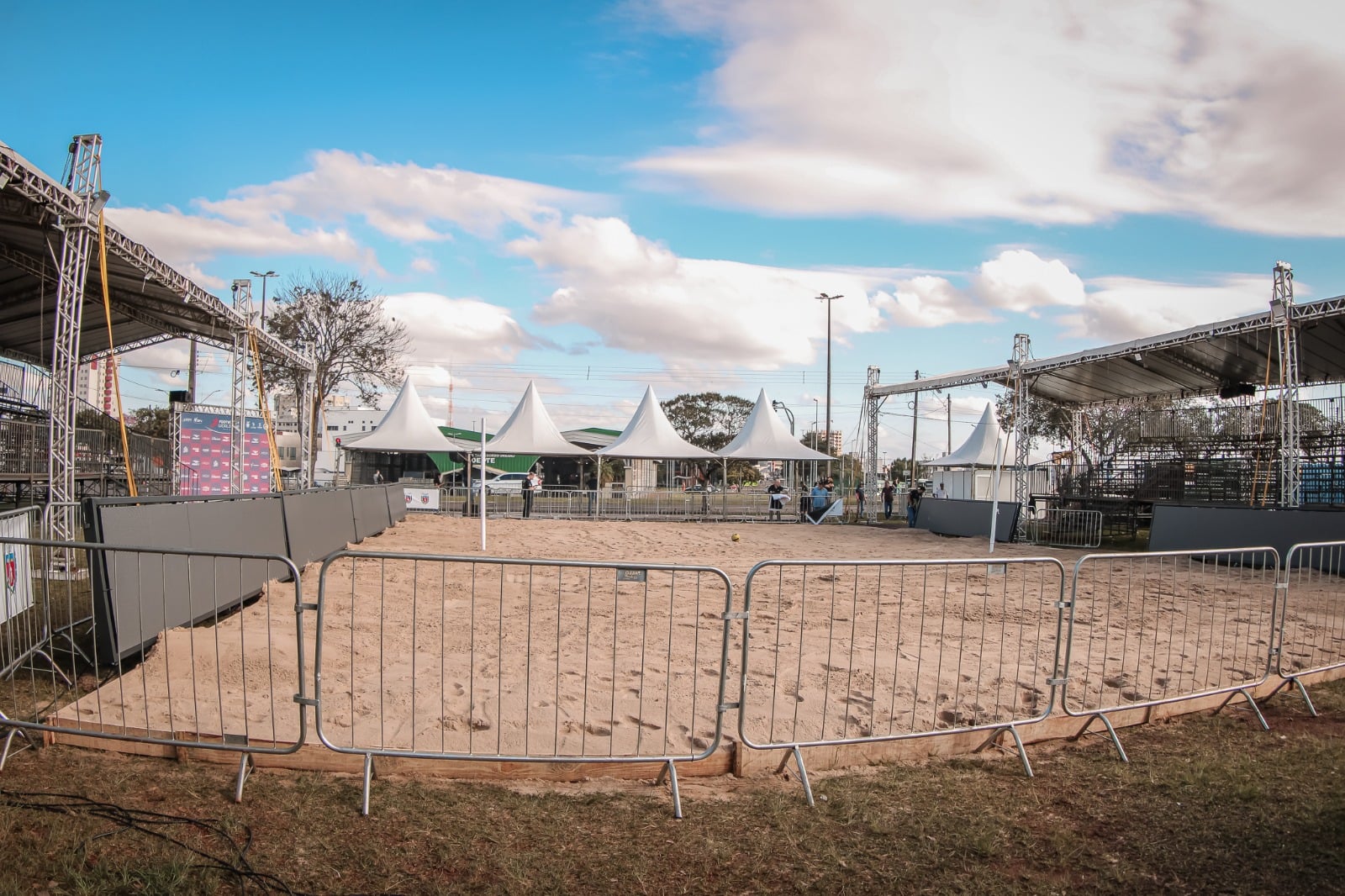 Arena ganha últimos ajustes para receber Circuito Mundial de Futevôlei - QTU Questões do Universo