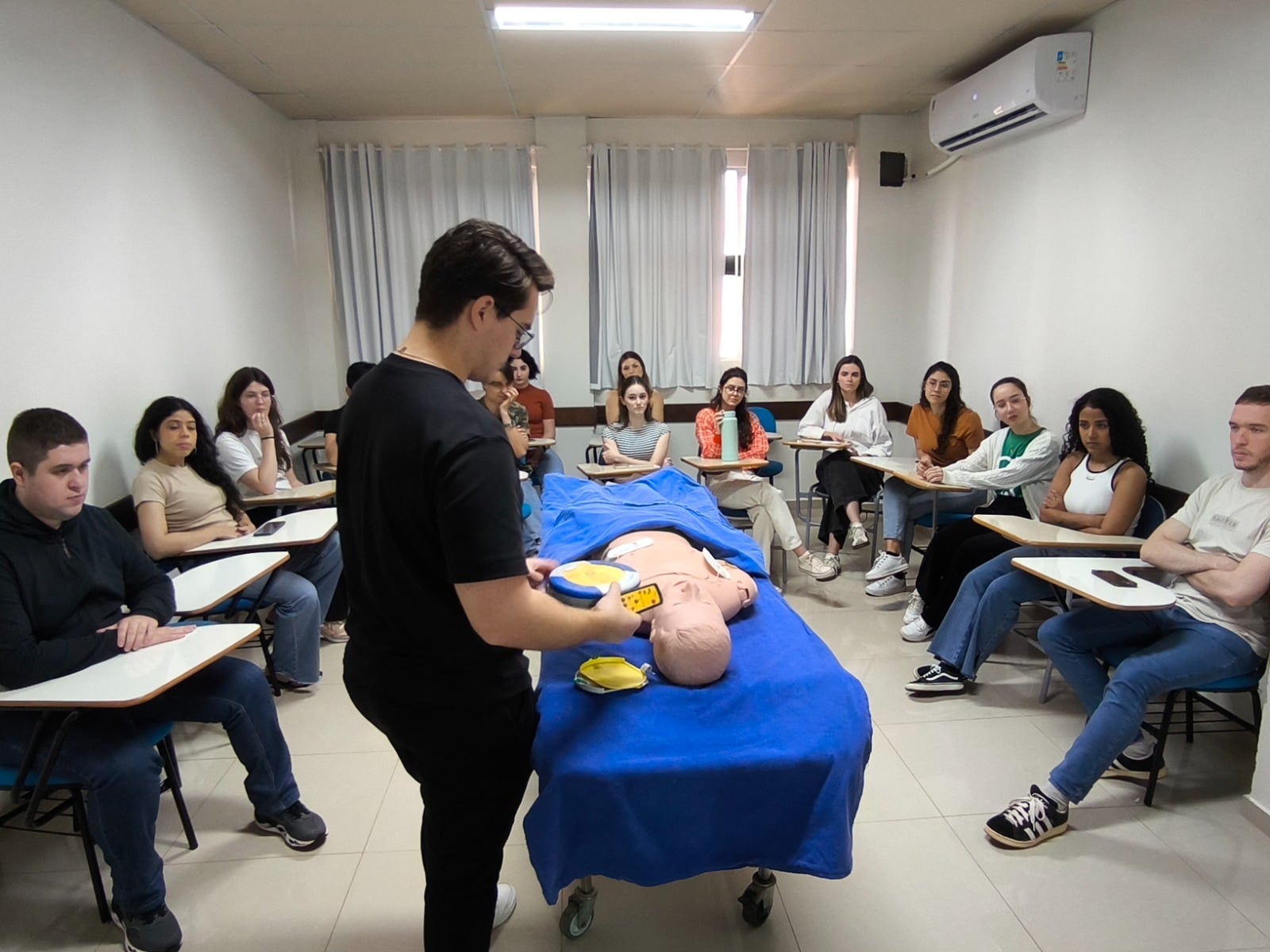 Situações de emergência: treinamento de suportebásico de vida prepara acadêmicos de Medicina