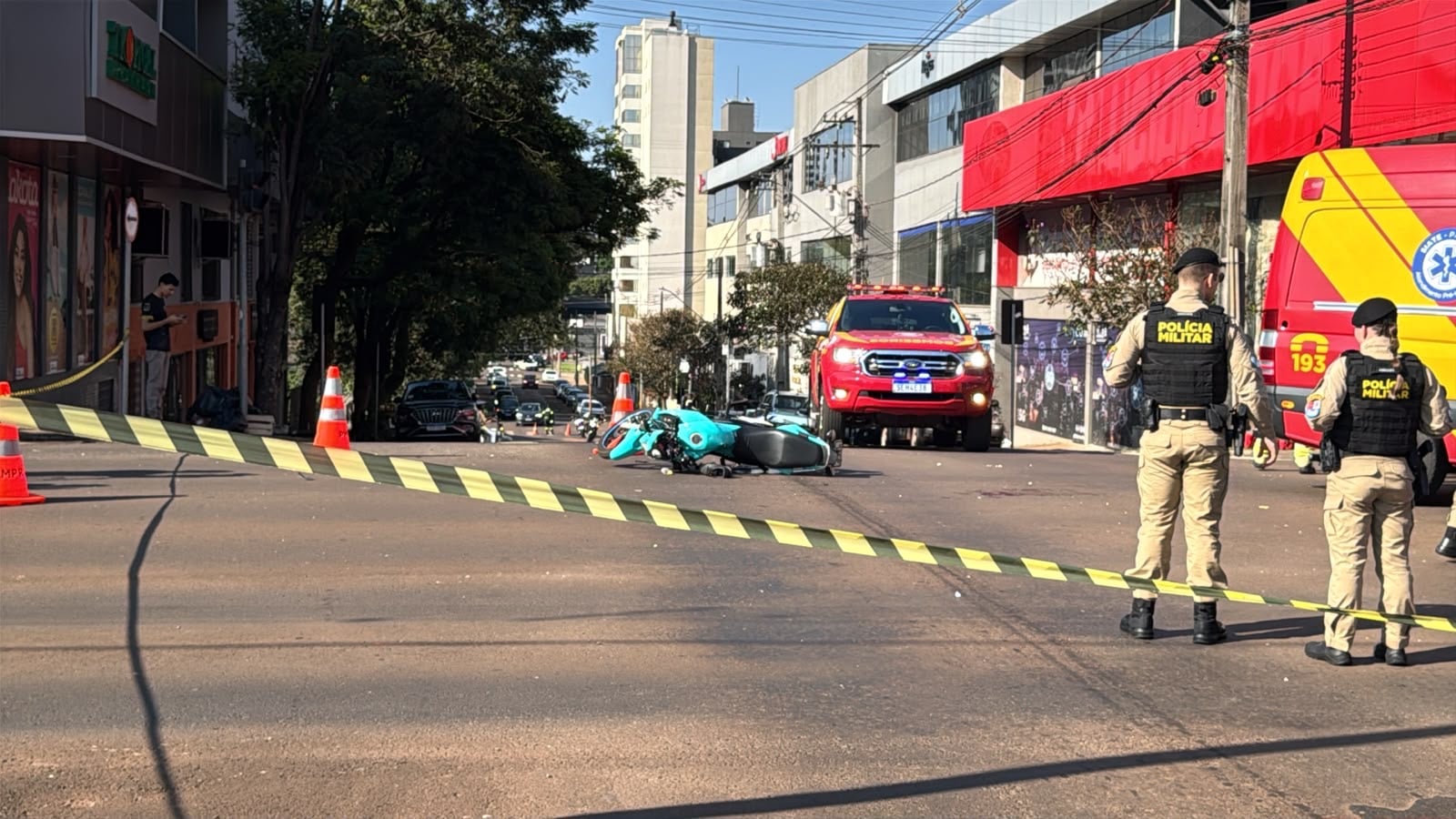 Mulher morre após acidente entre moto e ônibus no Centro de Cascavel