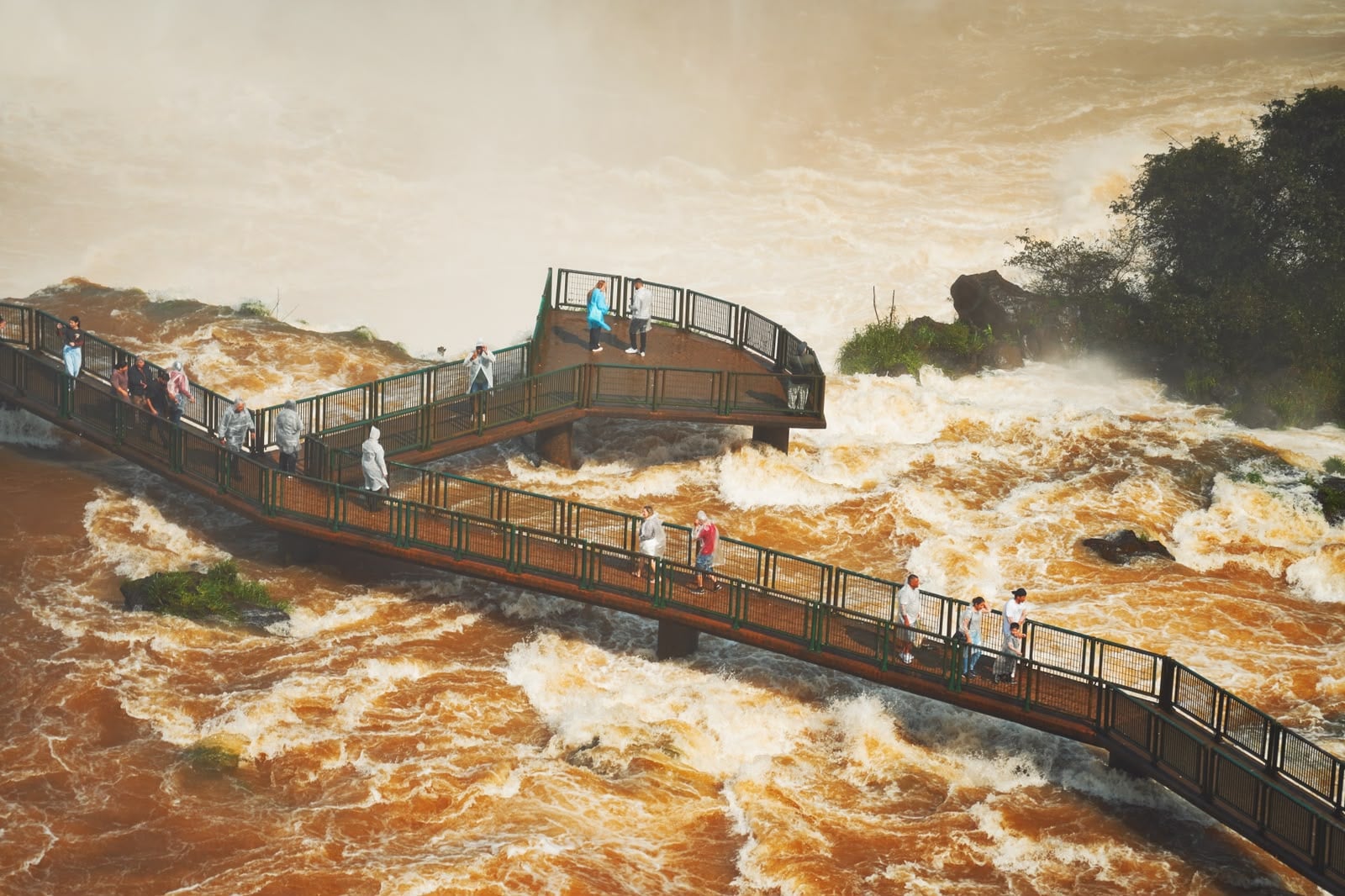 Passarela das Cataratas do Iguaçu reabre hoje para visitação