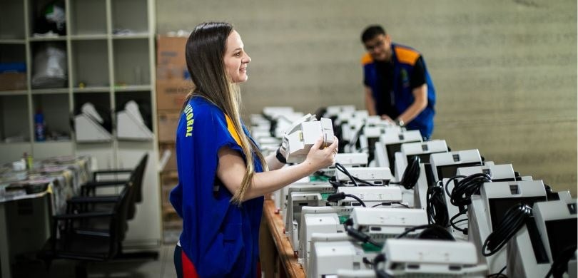 Eleições 2026: Urnas recebem dados e lacres para o 1º turno no PR