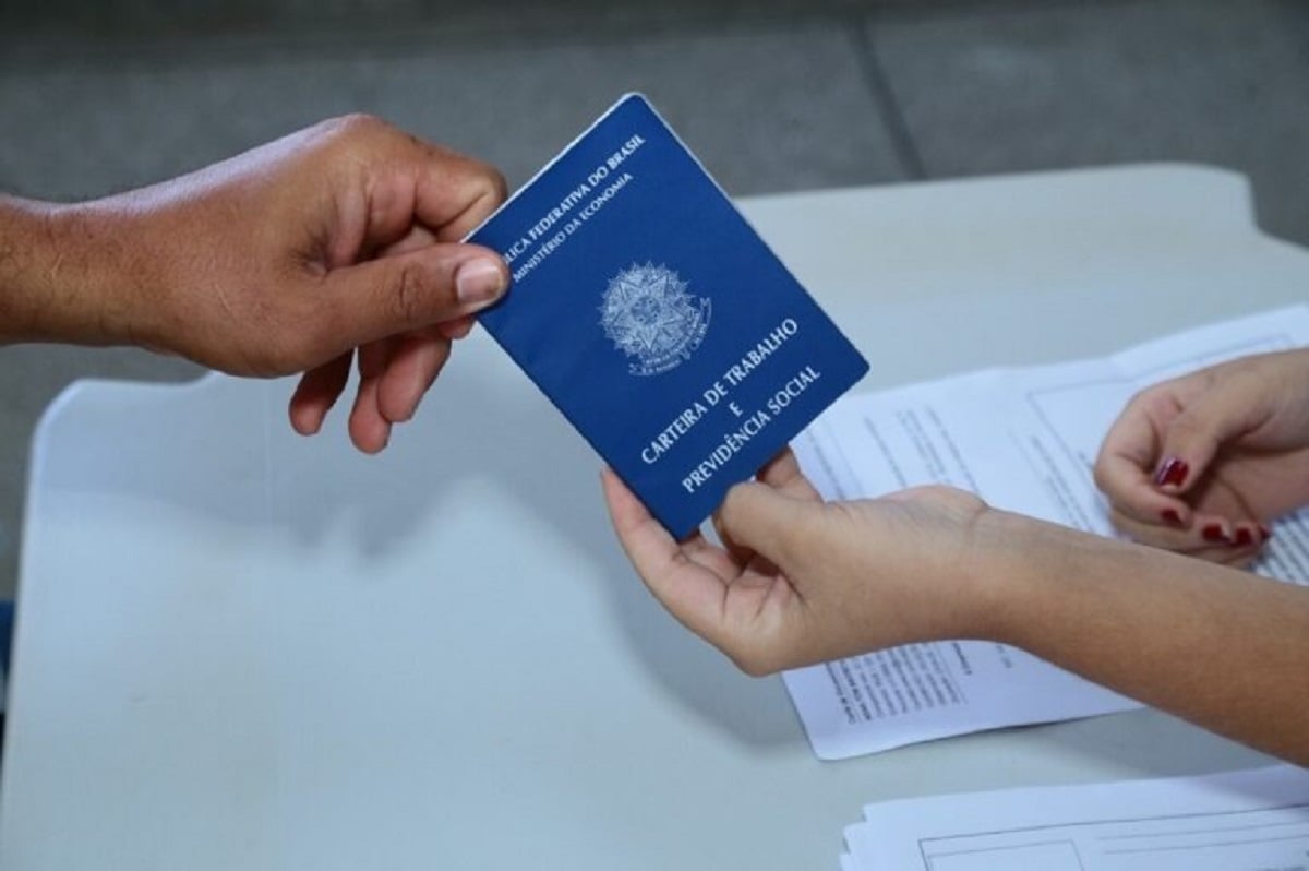Geração de empregos recua 25,2% em 2026; crédito caro pesa no varejo