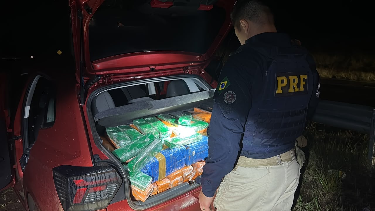 PRF apreende 345 kg de maconha após motorista fugir e bater carro em Jaguapitã
