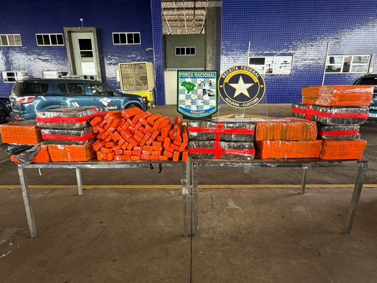 Receita apreende cerca de 300 kg de maconha em carro na Ponte da Amizade