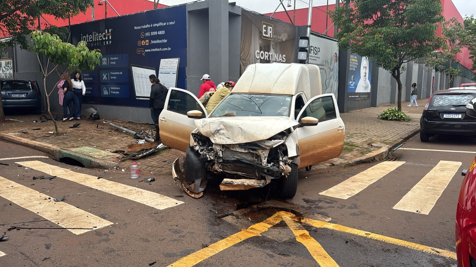 Batida entre Fiesta e Saveiro deixa dois feridos no Bairro Coqueiral em Cascavel