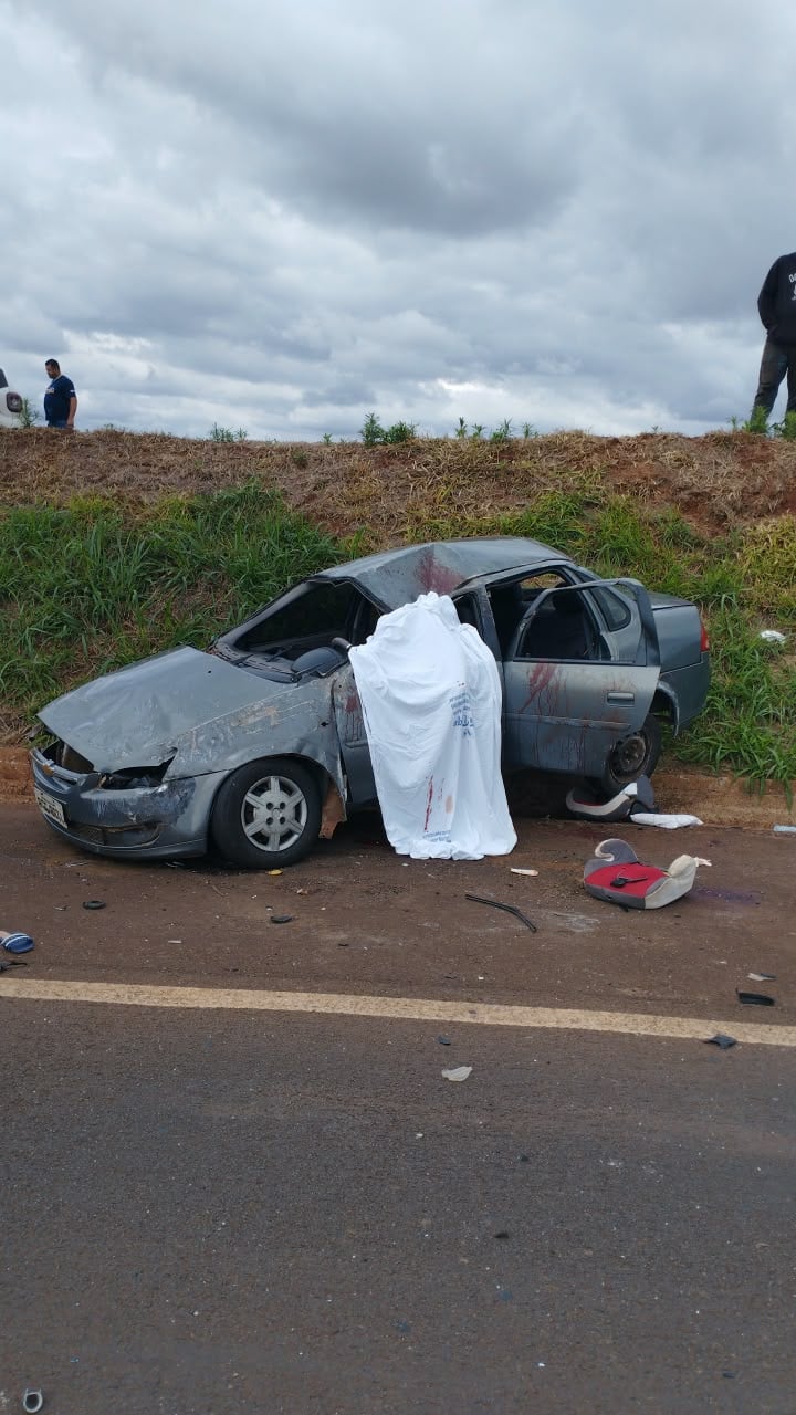 Homem morre e três pessoas ficam feridas em capotamento na PRC-272