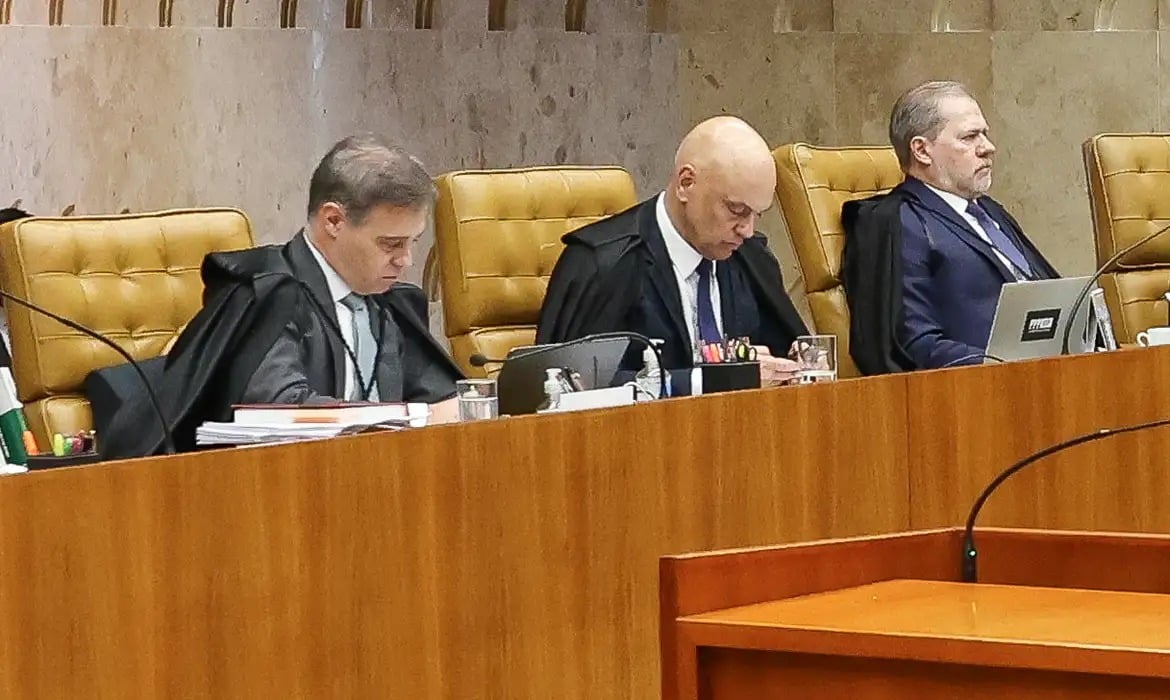 Entre acusações e gritos, Supremo termina sessão histórica sem desfecho