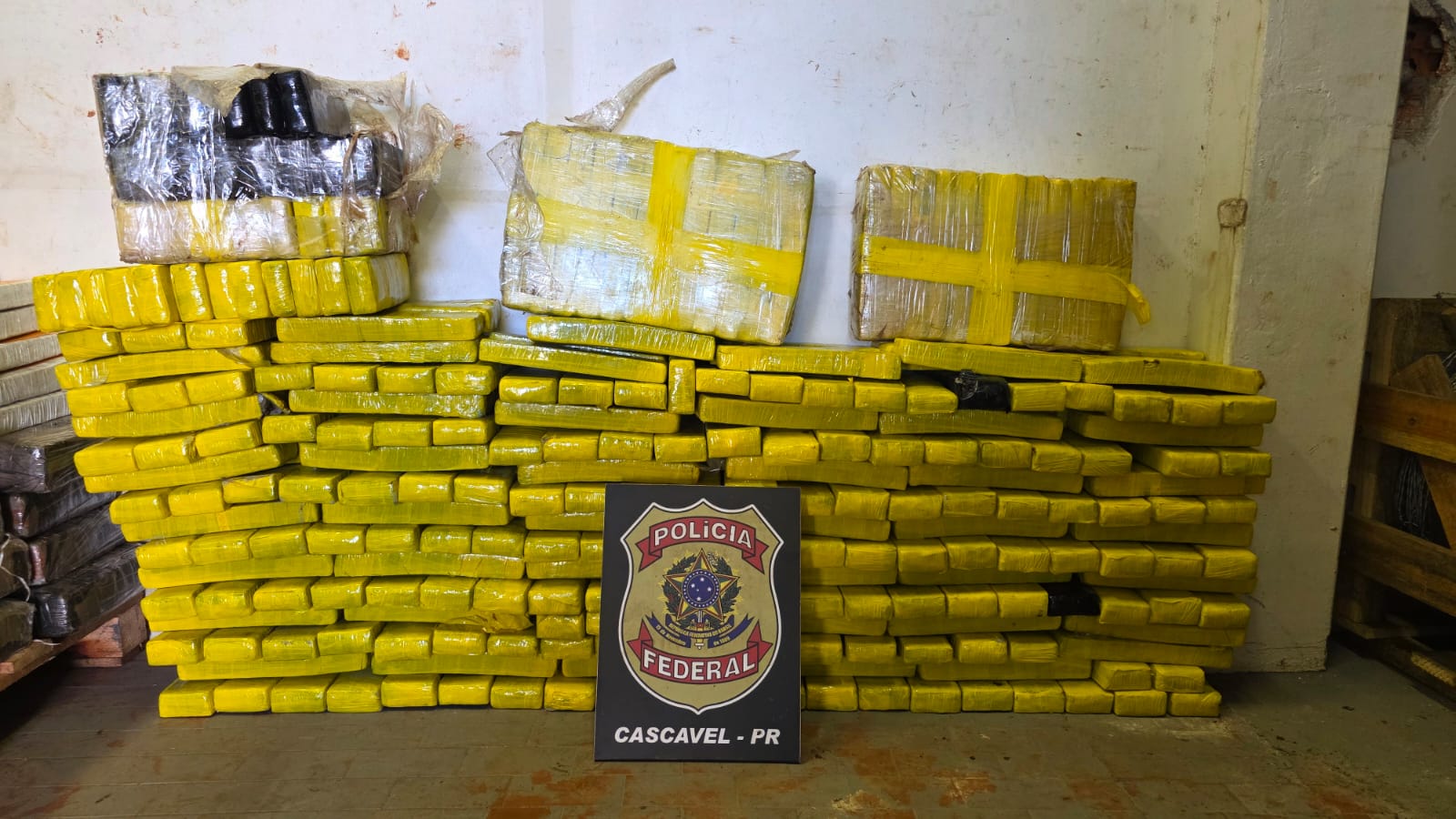 PF apreende quase 300 kg de maconha após perseguição na BR-277